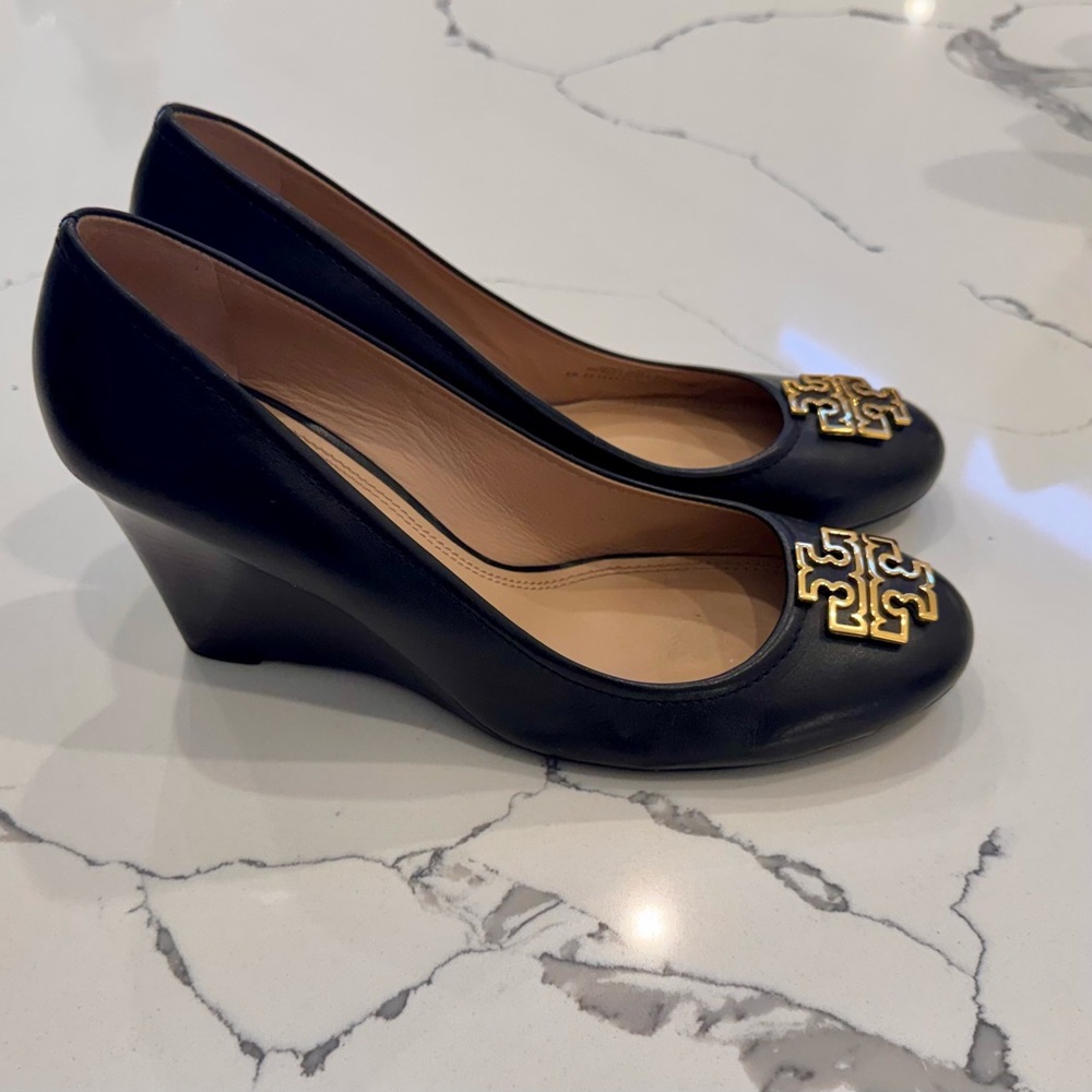 Tory Burch Melinda Wedge Black Leather Gold Size 12